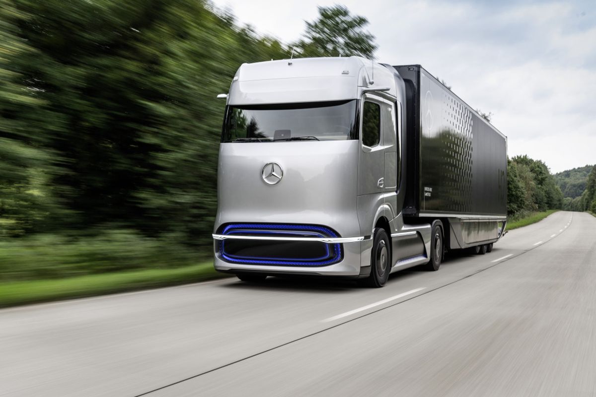 Mit dem Mercedes-Benz GenH2 Truck präsentiert Daimler Trucks sein Konzept für ein brennstoffzellenbetriebenes Langstreckenfahrzeug für flexible und anspruchsvolle Einsätze mit Blick auf Strecken, Entfernungen und Nutzlast. Start der Serienproduktion ist für die zweite Hälfte der 2020er Jahre geplant. 

With the Mercedes-Benz GenH2 Truck Daimler Trucks presents its concept for a fuel cell powered long-haul vehicle for flexible and demanding operations in terms of routes, distances and payload. Series production start of the GenH2 truck is planned for the second half of the 2020s. 