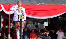 Jadi Inspektur Upacara Peringatan HUT Ke-78 RI, Ganjar Kenakan Baju Adat Jawa Barat