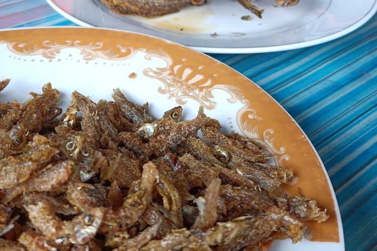 Menu ikan selais goreng di RM Upik Banun, Pekanbaru.