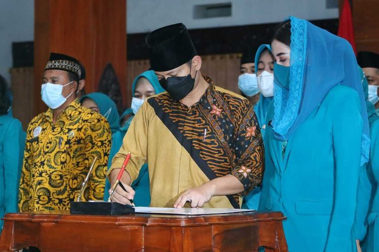Bupati Trenggalek Mochammad Nur Arifin dalam kegiatan pengukuhan satgas Perlindungan perempuan dan anak di Pendopo Trenggalek, Sabtu (06/08/2022)