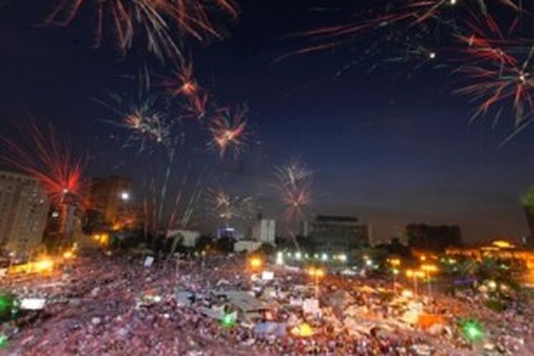 Kembang api dilontarkan ke angkasa oleh kubu oposisi yang merayakan kejatuhan Presiden Mesir Muhammad Mursi, Rabu (3/7/2013). Militer mengambil alih kekuasaan, dengan menyatakan penangguhan konstitusi, menunjuk pemimpin sementara, dan berjanji menjadwalkan segera pemilu Mesir. 