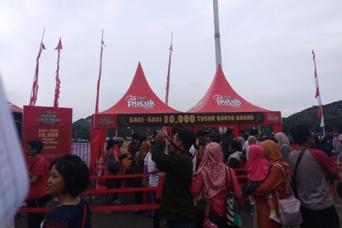 10.000 Tusuk Bakso Bakar Gratis Diserbu Warga Malang