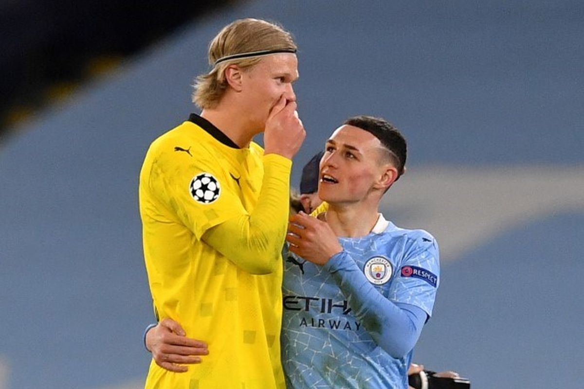 Dua pemain muda kubu Manchester City dan Borussia Dortmund, Phil Foden (20 tahun) dan Erling Haaland (21 tahun) berbicara akrab di lapangan seusai laga leg pertama babak perempat final Liga Champions, Rabu (7/4/2021) dini hari WIB.
