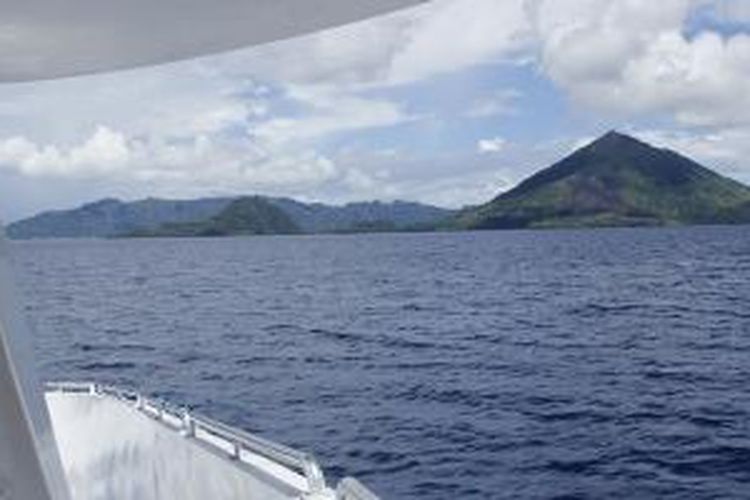 Gunung Api di Banda Neira, Maluku dilihat dari kapal Express Bahari 2B yang melayani rute Ambon-Banda Neira setiap Senin, Rabu dan Jumat. Gambar diambil Senin (6/4/2015).
