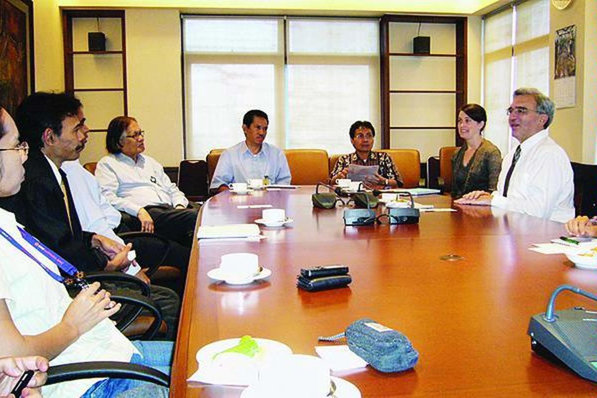 Duta Besar Australia untuk Indonesia Bill Farmer (kanan) berkunjung ke Redaksi Kompas, Jumat (18/4). Salah satu pendiri Kompas, Jacob Oetama (kelima dari kanan), turut menyambut kedatangan dubes tersebut. Ia menyatakan keinginan Australia untuk memperdalam hubungan dengan RI.  