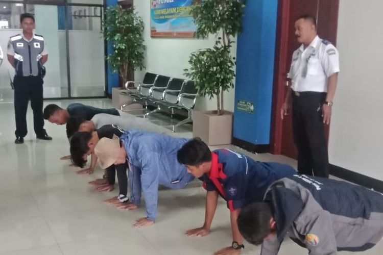 Para remaja asal Kulon Progo yang berbuat usil menaikkan troli di atas meja skybridge dihukum push up oleh pengelola Terminal Penumpang Tipe A Tirtonadi Solo, Jawa Tengah, Senin (24/6/2019).