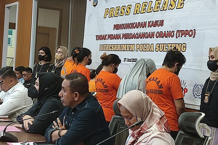 Sebanyak 6 tersangka terlibat sindikat penjualan bayi antar wilayah di Indonesia di tangkap polisi, Selasa (27/6/2023). 
