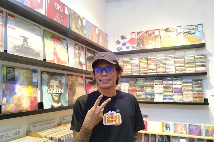 Yor, pemilik bisnis Jajan Kaset Record Store di Pasar Santa