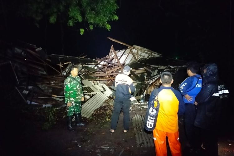 Hujan Selama Satu Jam, Rumah dan Toko di Situbondo Ambruk