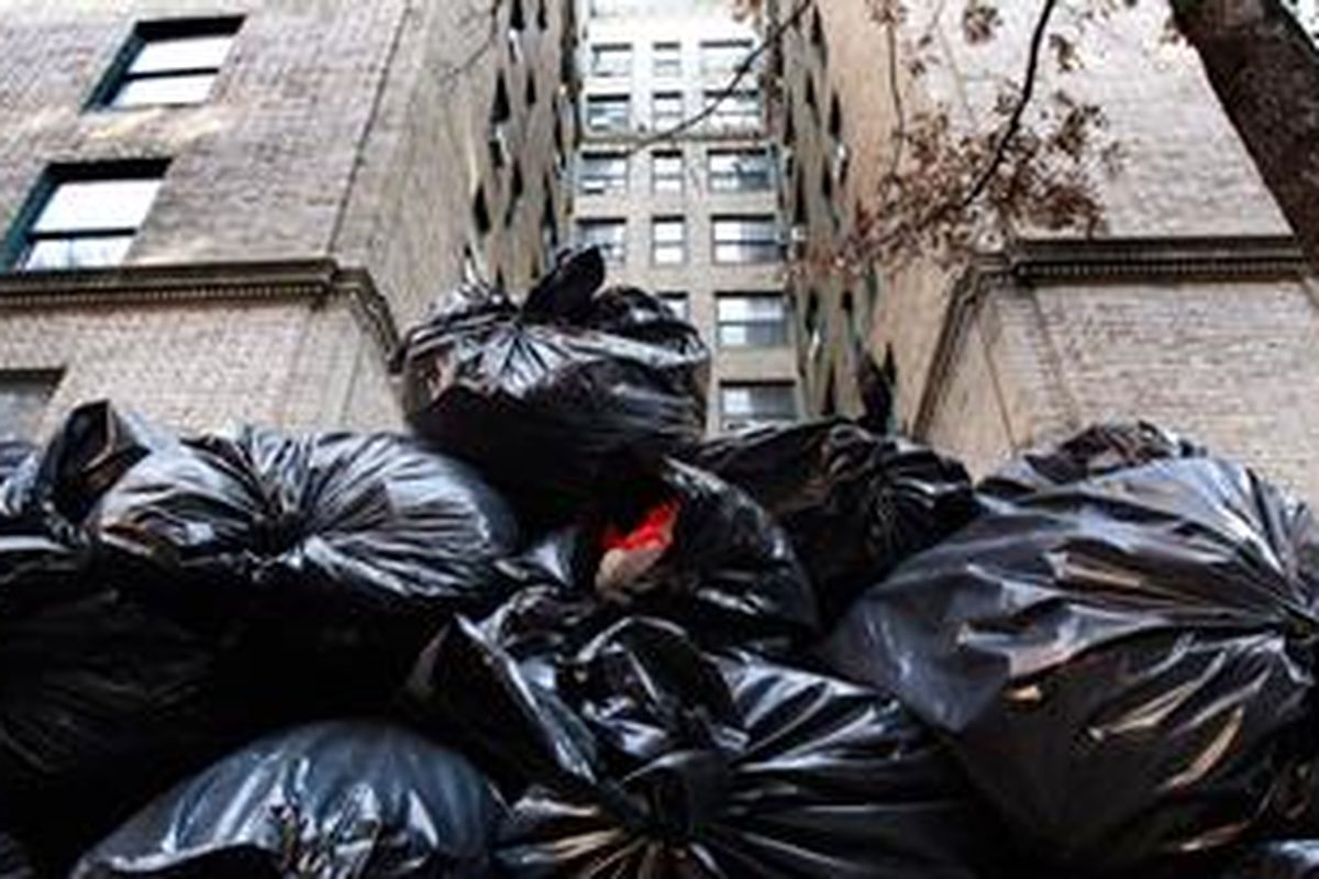 Tumpukan sampah yang menggagalkan usaha bunuh diri Vangelis Kapatos di New York, AS