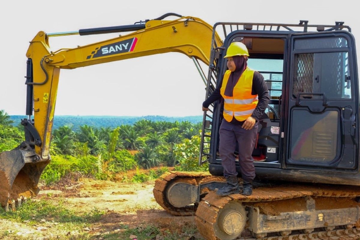 Salah satu dokumentasi saat Wahidah mengoperasikan excavator di area perkebunan milik PT KSI.