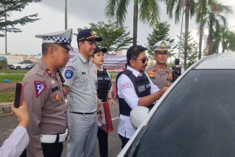 Kepala Bapenda Kepri, Dicky Wijaya saat melakukan pemeriksaan pajak kendaraan yang didampingi pihak Ditlantas Polda Kepri dan Jasa Raharja Kepri.