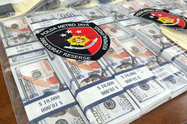Barang bukti 3.922 lembar uang palsu pecahan 100 dollar AS senilai Rp 5,85 miliar yang disita Polda Metro Jaya dari penangkapan 12 pengendar.