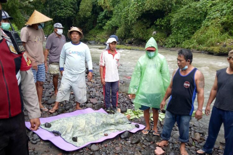 Warga saat mengevakuasi jenazah seorang nenek yang ditemukan mengapung di Sungai Yeh Empas, Desa Bengkel, Kecamatan Kediri, Kabupaten Tabanan, Bali, Rabu (23/2/2022).
