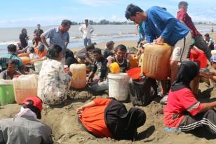 Warga di Meulaboh, Kabupaten Aceh Barat, dihebohkan dengan penemuan minyak  jenis premium dan solar di tepi laut Pante Calok, Desa Padang Seurahet.  Warga dari berbagai usia berduyun-duyun datang datang ke lokasi dengan membawa peralatan untuk mengambil minyak. 