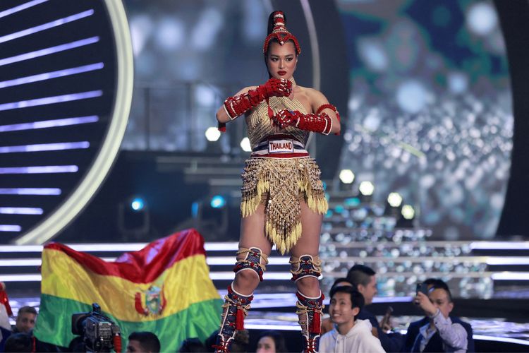 Miss Thailand, Anchilee Scott-Kemmis, tampil di panggung dalam presentasi baju nasional di ajang Miss Universe ke-70 di Israel, 10 Desember 2021.