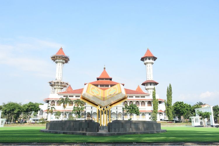 Masjid besar di Alun-alun Cianjur dengan patung Al Quran di depannya.