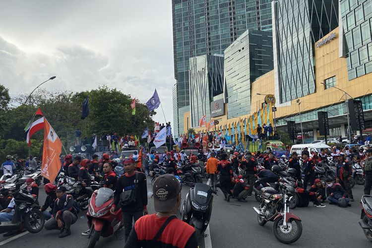 Ribuan buruh saat demo di Surabaya, Kamis (30/12/2023). Dalam aksi ini, terdapat 87 buruh yang melanggar aturan lalu lintas sehingga pihak kepolisian mengirim surat tilang ke rumah para pelanggar.