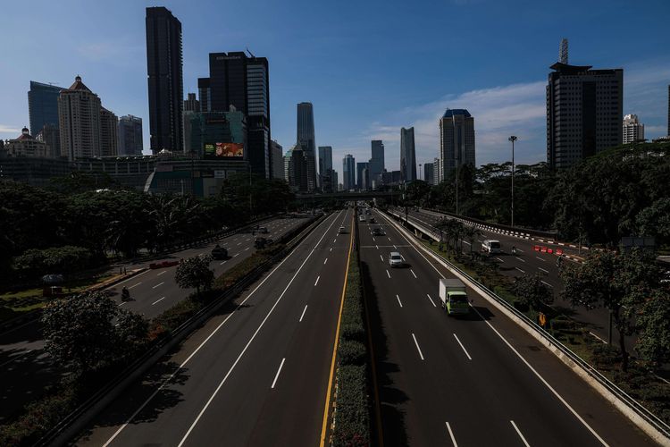Suasana jalanan lengang kota Jakarta di Jalan Gatot Subroto, Selasa (31/3/2020). Suasana jalanan Jakarta lengang tampak sepi dibandingkan hari biasa karena sebagian warga telah menerapkan bekerja dari rumah guna menekan penyebaran virus corona atau COVID-19.