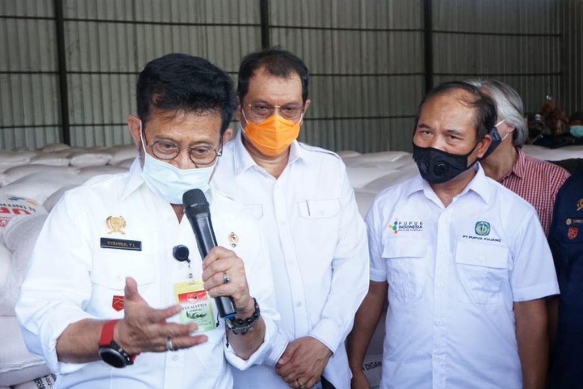 Menteri Pertanian Syahrul Yasin Limpo saat mengunjungi gudang pupuk milik dua anak perusahaan PT Pupuk Indonesia (Persero) yakni PT Pupuk Kujang dan PT Petrokimia Gresik di Indramayu, Sabtu (5/9/2020) 