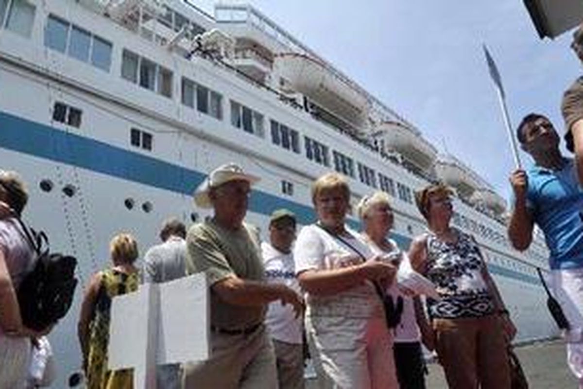 Kesenian Reog Ponorogo menyambut penumpang kapal pesiar MS Albatross saat merapat di Pelabuhan Tanjung Perak, Surabaya, Jawa Timur, Rabu (24/3/2010). MS Albatross yang membawa 850 penumpang berlayar dari Monte Carlo, Kanada berlayar menuju Exmounth, Australia. Selain di Surabaya, MS Albatross juga singgah di Bali dan rencananya akan singgah di Semarang dan Jakarta. 