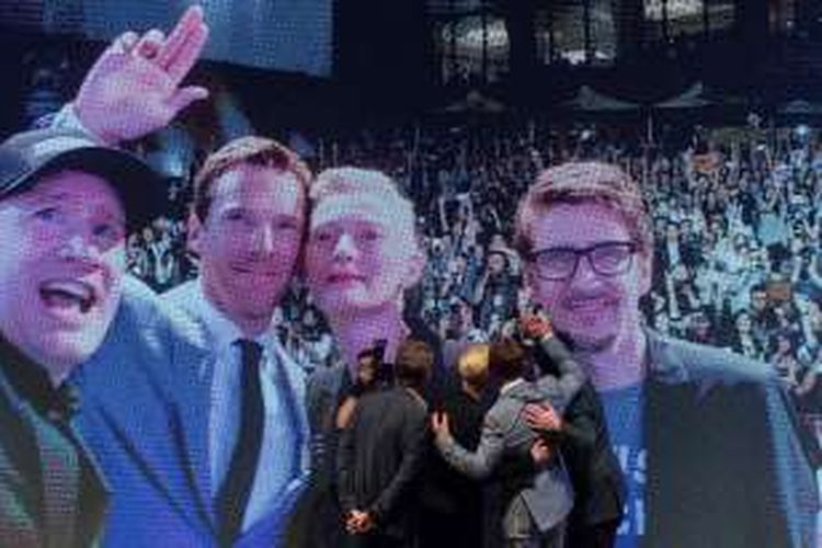 Tampak dari layar lebar (dari kiri ke kanan) Presiden Marvel Studio, Kevin Feige, berfoto wefie bersama Benedict Cumberbatch, Tilda Swinton, dan sutradara Scott Derrickson pada acara karpet merah promosi film Doctor Strange di Hongkong, Kamis (13/10/2016).
