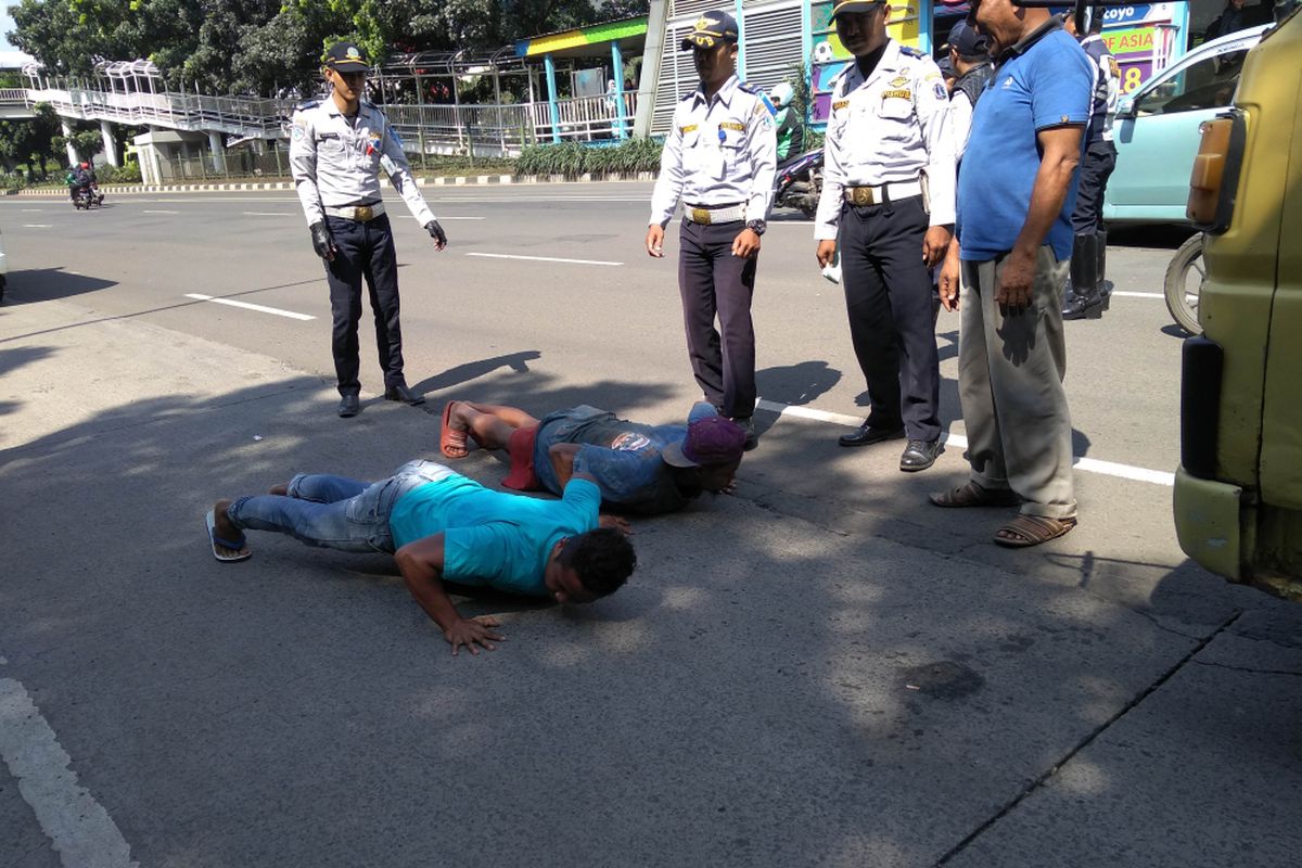 Sopir truk tak layak jalan dihukum push up oleh Dishub Jaktim, Jumat (9/3/2018).