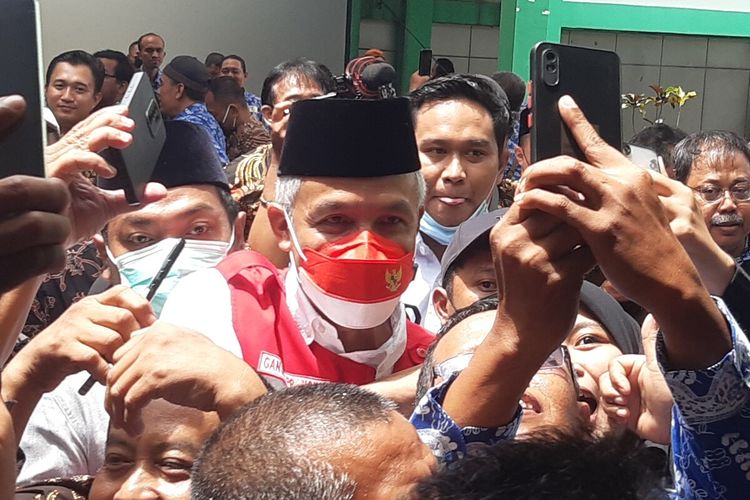 Gubernur Jawa Tengah Ganjar Pranowo foto bersama dengan peserta yang hadir dalam penghargaan dan temu donor darah sukarela ke 50 dan 75 kali tahun 2022 PMI Kabupaten dan Kota se-Jawa Tengah di Asrama Haji Donohudan Boyolali, Jawa Tengah, Senin (24/10/2022).