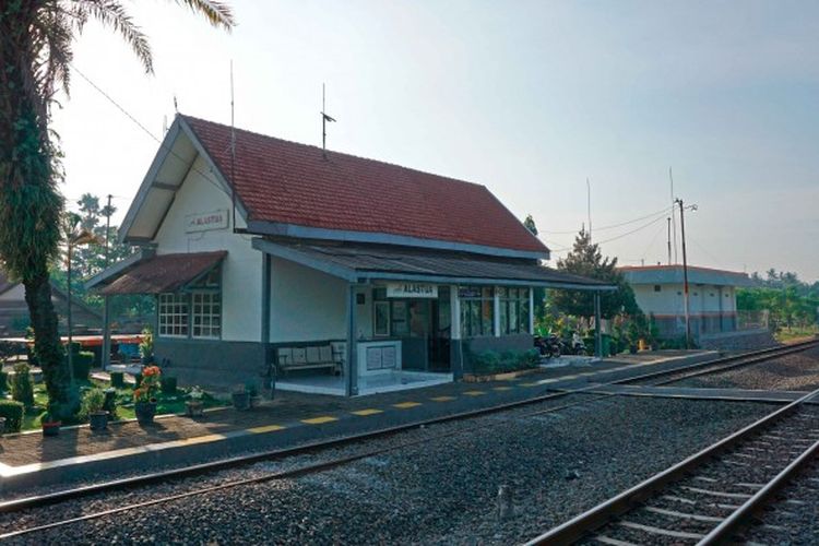 Stasiun Alastua, stasiun tertua di Indonesia masih beroperasi.