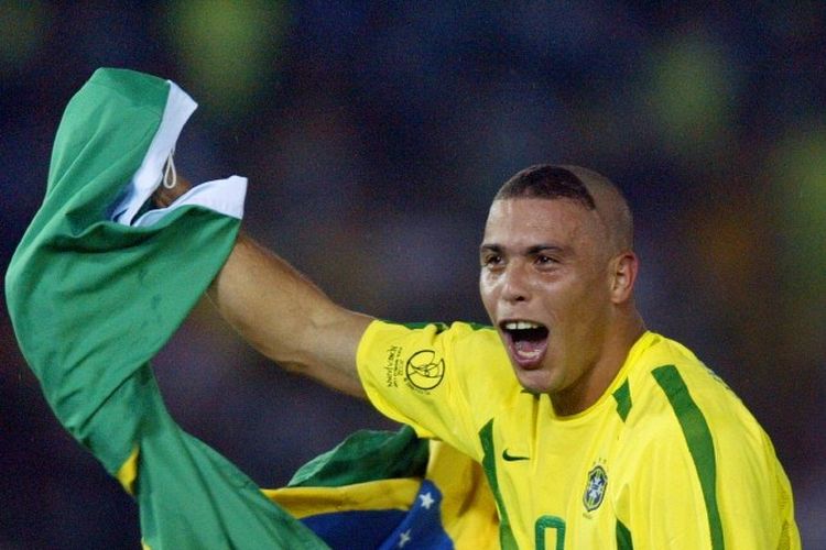 Ronaldo merayakan keberhasilan Brasil menjadi juara Piala Dunia 2002 usai menang 2-0 atas Jerman pada laga final yang digelar di Stadion Internasional Yokohama, Jepang, pada 30 Juni 2002. Brasil menjadi salah satu negara yang mampu menjuarai Piala Dunia di luar benua mereka sendiri. Ronaldo Nazario merupakan pencetak gol terbanyak timnas Brasil di Piala Dunia.