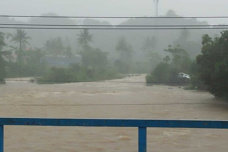 Sejumlah titik di Kota Padang mengalami banjir akibat hujan sejak siang, Senin (23/11/2020)