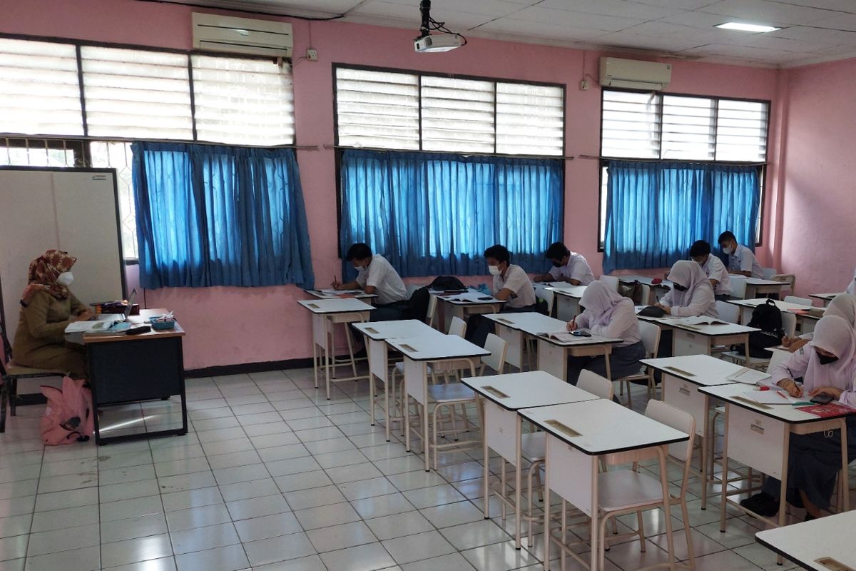 Suasana murid saat mengikuti pembelajaran tatap muka terbatas di SMAN 1 Tangerang, Kota Tangerang, Selasa (8/3/2022).