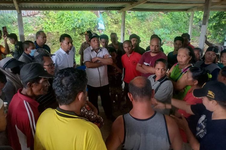 Wali Kota Tual Adam Rahayaan saat menemui dan berdialog dengan korban bentrok di kawasan Yerler, kecamatan Dula Selatan Sabtu (4/2/2023).