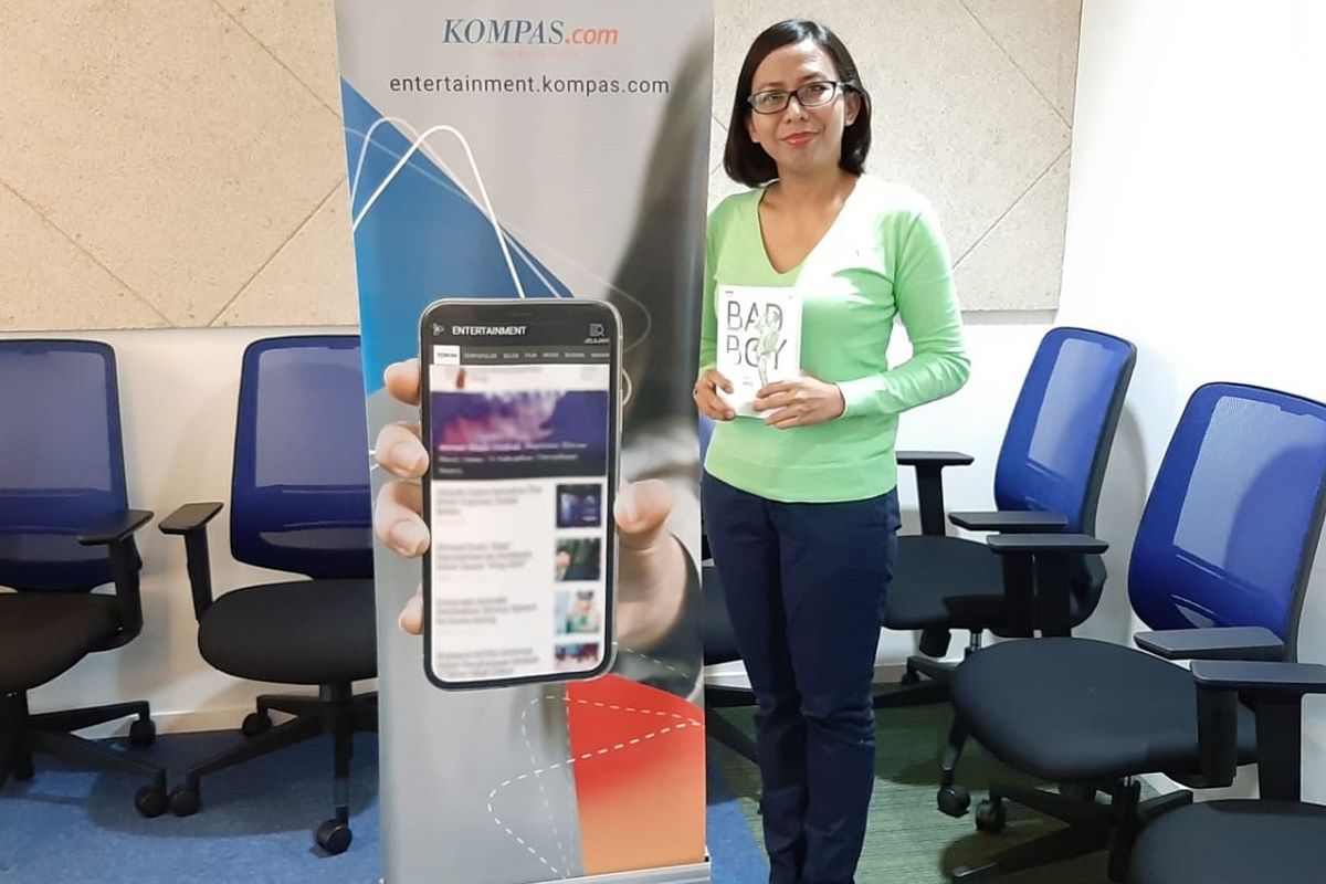 Penulis novel Bad Boy, Alia Azalea, saat berkunjung ke kantor Redaksi Kompas.com, Jakarta, Kamis (25/7/2019).