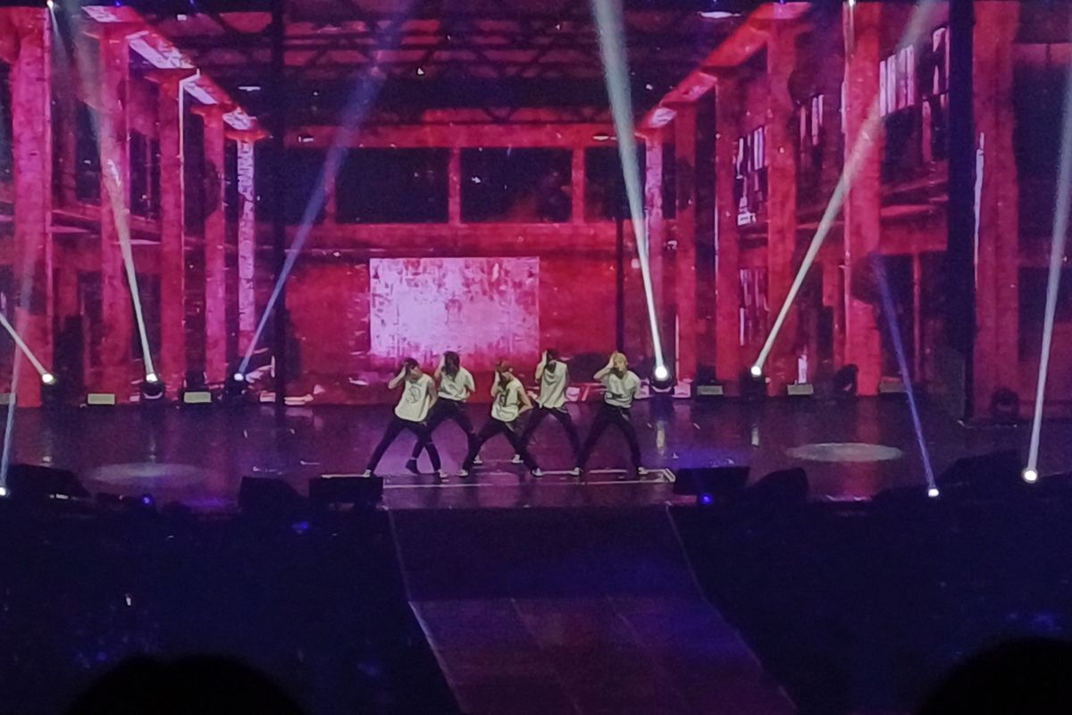 Boy group TXT saat konser Act: Sweet Mirage di Beach City International Stadium, Ancol, Jakarta Utara, Rabu (9/8/2023).