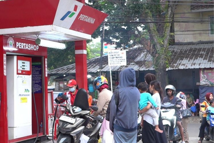 Masyarakat mengantre di salah satu Pertashop, UMKM binaan Pertamina Patra Niaga.