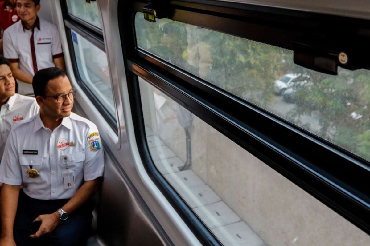 Gubernur DKI Jakarta Anies Baswedan mencoba menaiki Light Rail Transit (LRT) Jakarta di perlintasan Velodrome-Kelapa Gading, Jakarta, Rabu (12/9/2018). LRT rute Velodrome hingga Kelapa Gading tersebut sedang dilakukan uji coba terbatas tahap I yang berlangsung hingga 14 September 2018.