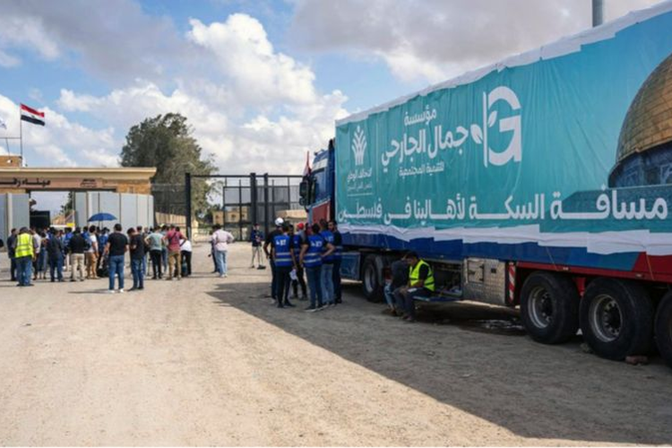 Truk yang membuat bantuan kemanusiaan saat ini sedang menunggu akses ke Gaza di perbatasan Mesir