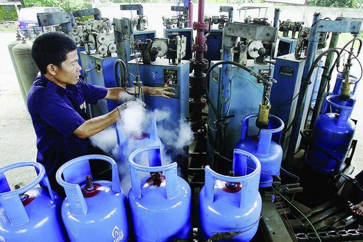 Pekeja mengisi tabung elpiji 12 kilogram di stasiun pengisian dan penimbunan bulk elpiji di kawasan Tanjung Barat, Jakarta.