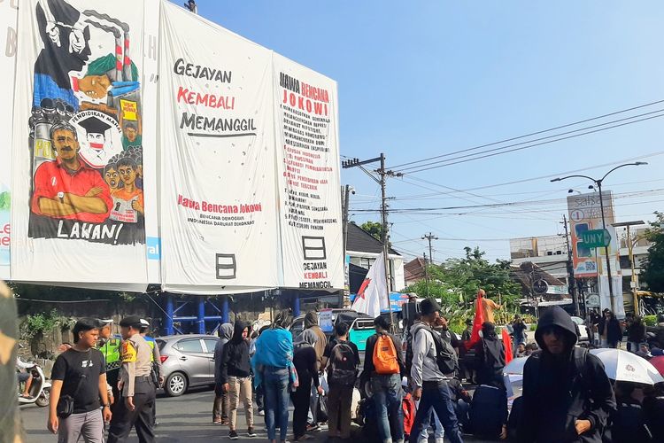 Aliansi Rakyat Bergerak saat mengelar aksi demo di simpang tiga Gejayan, Kapanewon Depok, Kabupaten Sleman. Tampak tiga spanduk berukuran besar yang dipasang oleh massa aksi.