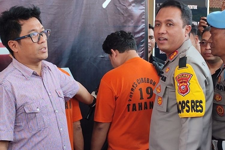 Kapolres Cirebon Kota AKBP M Rano Hadiyanto, bersama Kasat Narkoba AKP Maruf Murdiyanto, menunjukan Tersangka DS, pengedar Narkoba yang baru bebas dari Lapas Kuningan, dan kembali ditangkap di wilayah Kota Cirebon beberapa waktu lalu.