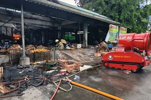 Gulkarmat Terjunkan Dua Unit Robot untuk Padamkan Kebakaran Pasar Induk Kramat Jati