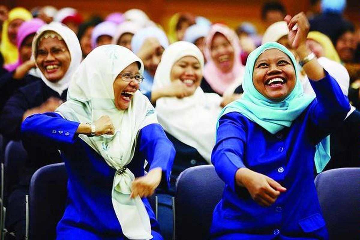 Sekitar 200 guru se-Jabodetabek bersemangat melatih gerakan senam otak (brain gym) untuk memaksimalkan kerja otak kanan dan otak kiri pada pelatihan Super Great Memory di Depdiknas, Jakarta, Selasa (23/12). Lewat pelatihan ini, guru diharapkan dapat mengembangkan teknik mengajar agar lebih kreatif dan interaktif.  