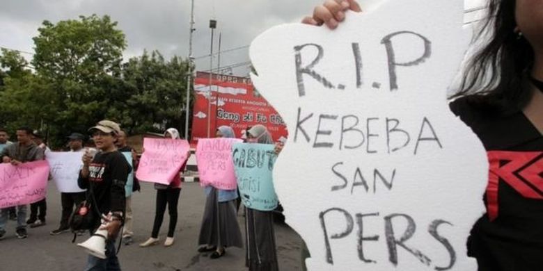 Sejumlah wartawan berorasi sambil membawa poster berisi tuntutan saat menggelar aksi unjuk rasa dalam rangka peringatan Hari Pers Nasional (HPN) 2019 di Blitar, Jawa Timur, Sabtu (09/02) 