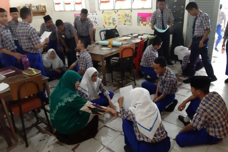 SMPN 3 Pekanbaru Riau telah lebih dulu mengaplikasi ?Merdeka Belajar? yang disampaikan Mendikbud Nadiem Makarim melalui pembelajaran siswa aktif MIKIR dari Program Pintar.