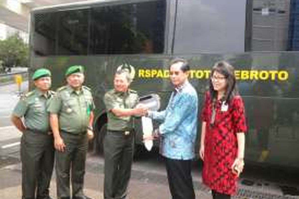 Presdir BCA Jahja Setiaatmadja menyerahkan dua unit bus kepada Kepala RSPAD Gatot Soebroto, Terawan Agus Putranto, Senin (30/5/2016).