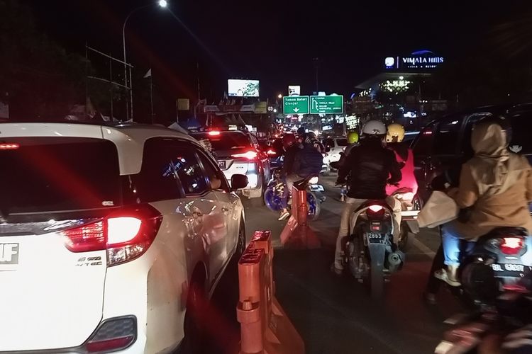 Kemacetan parah terus berlangsung di jalur Puncak Bogor, Jawa Barat, Minggu (23/4/2023) malam.