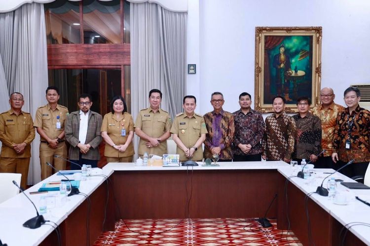 Penjabat (Pj) Gubernur Sumatera Selatan (Sumsel) Agus Fatoni saat menerima audiensi Millenium Challange Account (MCA) dalam diskusi progres proyek option analysis dan feasibility study pengembangan kawasan Light Rail Transit (LRT) Ampera Palembang, di Griya Agung, Senin (05/02/24).
