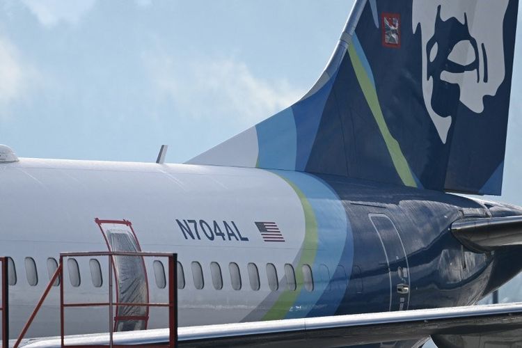 Hasil audit FAA soal Boeing 737 Max. Pintu darurat lepas dari pesawat Alaska Airlines penerbangan N704AL saat terbang. Pesawat Boeing 737 MAX 9 ini mendarat darurat di Bandara Internasional Portland, negara bagian Oregon, Amerika Serikat, pada 5 Januari 2024.