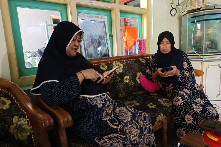 Lis Permana Wardani dan Titik Anggota Bank Sampah Rejoseri yang masih bertahan. Sempat memiliki tabungan emas Rp 1 Juta, namun pasca covid 19 program tabungan emas berhenti. Dia ingin program tabungan sampah jadi emas hidup kembali.